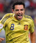 Xavi setzt sich die Krone auf Xavi setzt sich die Krone auf