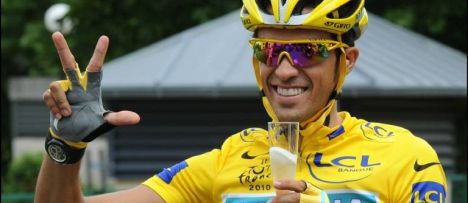 Contador kommt im Gelben Trikot in Paris an 