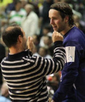 Manager Bob Hanning jubelt mit Keeper Silvio Heinevetter