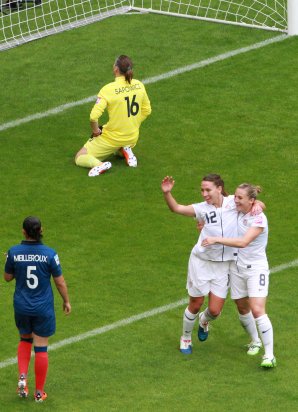 Die Amerikanerinnen feiern, die Französinnen trauern Frankreich USA dpa 400 x 480