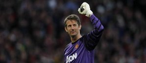 Edwin van der Sar kehrt noch einmal auf den Platz zurück Van der Sar imago