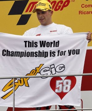 Stefan Bradl widmet den Titel dem verstorbenen Marco Simoncelli