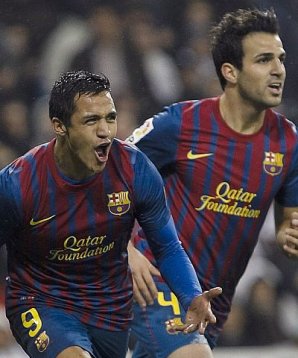 Alexis Sanchez und Cesc Fabregas feiern