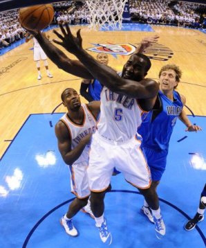 Dirk Nowitzki kann Kendrick Perkins nicht vom Korberfolg abhalten Dallas Mavericks dpa Oklahoma City Thunder