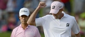 Matt Kuchar jubelt, während Kevin Na in seinem Schatten steht Matt Kuchar, Players Championship, Kevin Na, US PGA Tour, TPC Sawgrass