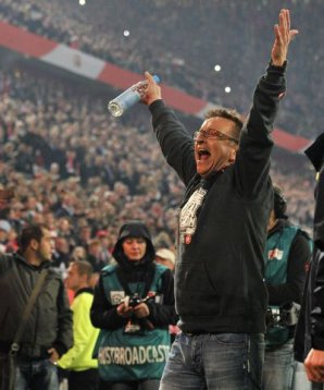 Norbert Meier bejubelt den Aufstieg Norbert Meier