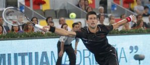 Novak Djokovic streckt sich nach dem Ball tennis,madrid,djokovic,tipsarevic,blauer sand