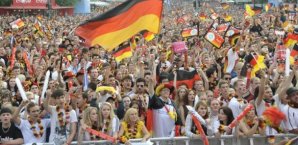 In Berlin ist die Stimmung wieder prächtig Berlin, Fanmeile, EM 2012