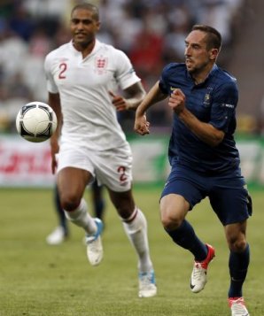 Franck Ribery (re.) überläuft Ashley Cole em 2012,euro,england,frankreich,ribery
