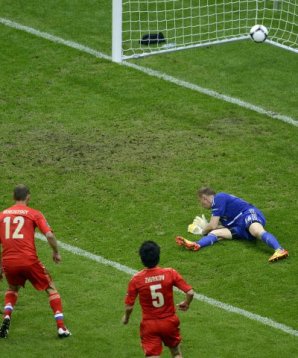 Vyacheslav Malafeev muss das 1:0 hinnehmen em 2012,euro,griechenland,russland