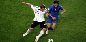 Pirlo im Zweikampf mit Podolski em 2012,pirlo,podolski,italien,deutschland