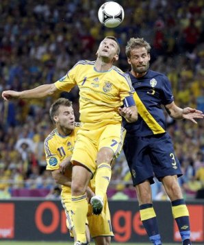 Andriy Shevchenko im Duell mit Olof Mellberg em,euro 2012,schweden,ukraine