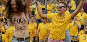 Eine Femen-Aktivistin unter den schwedischen Fans em,euro,2012,ukraine,femen,schweden