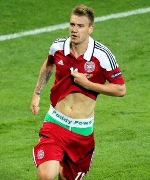 Nicklas Bendtner zeigt seine Unterhose mit Werbeaufdruck Nicklas Bendtner Unterhose Werbung