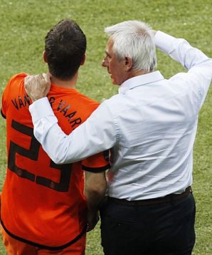 Bondscoach van Marwijk gibt Van der Vaart Anweisungen Van Marwijk, Van der Vaart, EM 2012, Deutschland, Niederlande