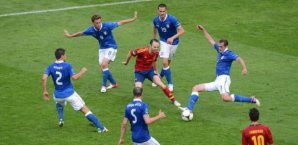 Andres Iniesta. Und einige Italiener. Andrés Iniesta, Spanien, Italien, Giorgio Chiellini, Cesc Fábregas