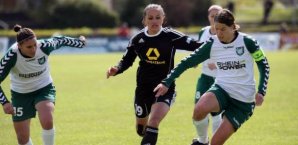 Lira Bajramaj (m.) im Zweikampf Annike Krahn,Frauen-Fußball,FCR Duisburg,Bajrami,Bundesliga,Zweikampf