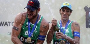 Alison Cerutti und Emanuel Rego jubeln in Berlin Beachvolleyball, Cerutti, Rego, Berlin