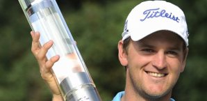 Bernd Wiesberger mit der Siegestrophäe Bernd Wiesberger,Austrian Open,Trophäe