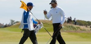 Carlos Tevez probierte sich als Caddie bei den British Open Carlos Tevez,Manchester City,Caddie,British Open