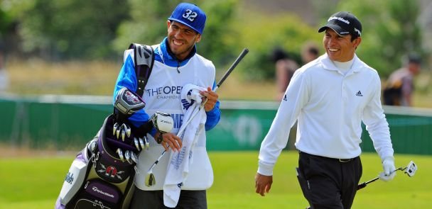 Carlos Tevez wird Golf-Caddy