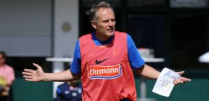 Freiburg-Coach Christian Steich zuckt ratlos die Schultern christian streich, sc freiburg