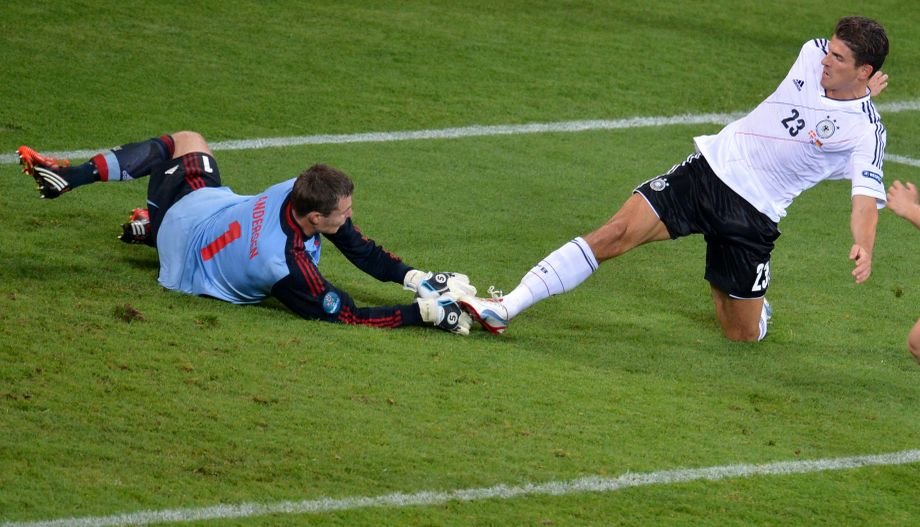 Die besten Torhüter der EM: Stephan Andersen rettet gegen Mario Gomez