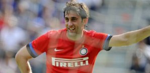 Diego Milito geht es an den Gehalts-Kragen Diego Milito, inter mailand, rotes trikot