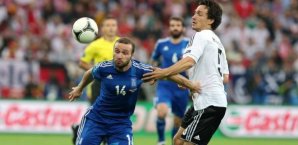 Dimitrios Salpingidis bei der EM im Zweikampf mit Mats Hummels Dimitrios Salpingidis, mats hummels, em 2012
