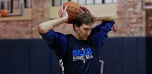 Dirk Nowitzki könnte wieder für Deutschland spielen Dirk Nowitzki,Dallas Mavericks,Training,Stretching
