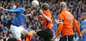 Dundee FC (orange Trikots) spielte zuletzt 2011 in der SPL - hier gegen Rangers Kyle Lafferty Dundee FC,Glasgow Rangers,SPL,2011