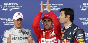 Fernando Alonso jubelt zwischen Michael Schumacher und Mark Webber Fernando Alonso, Michael Schumacher, Mark Webber, Silverstone
