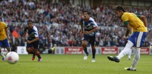 Neymar verwandelt seinen Elfmeter zum Endstand Fußball,Neymar,Brasilien,England,Olympia