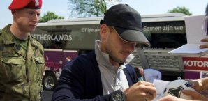 Wesley Sneijder gibt Autogramme Fußball,Sneijder,Inter,Anzhi