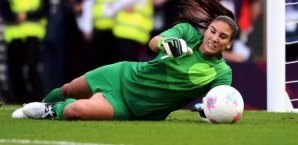 Hope Solo sorgt im US-Team für Unruhe Hope Solo hält einen Ball