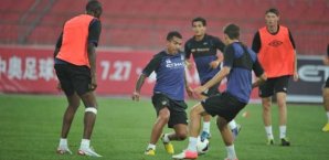 Die Spieler von Manchester City beim aufwärmen vor der Partie gegen Arsenal Manchester City,FC Arsenal,Training,Carlos Tevez