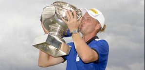 Marcel Siem mit dem Siegespokal Marcel Siem,Open de France,Pokal,Kuss
