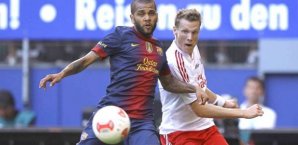 Marcell Jansen im Duell mit Dani Alves Marcell Jansen,Dani Alves,Testspiel,HSV,Barcelona