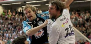 Patrik Johansson (li.) im Zweikampf mit Göppingens Pavel Horak patrik johansson, pavel horak, lemgo, göppingen