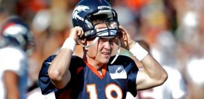 Peyton Manning ist bereit für eine neue NFL-Saison Peyton Manning,Trainingscamp Broncos,Helm,aufsetzen