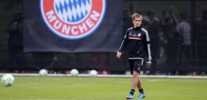 Philipp Lahm trainiert wieder mit der Mannschaft Philipp Lahm,Training,FC Bayern München,Logo
