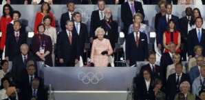 Queen Elizabeth II bei der Eröffnungsfeier Queen Elizabeth II,Eröffnungsfeier,Tribüne,London,Olympiastadion