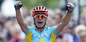 Alexandre Vinokourov bejubelt seine Goldmedaille im olympischen Straßenrennen Radsport,Vinokourov,Goldmedaille