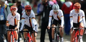 Ina-Yoko Teutenberg (2. vo. li.) gewinnt die erste Medaille Radsport,Worrack,Teutenberg