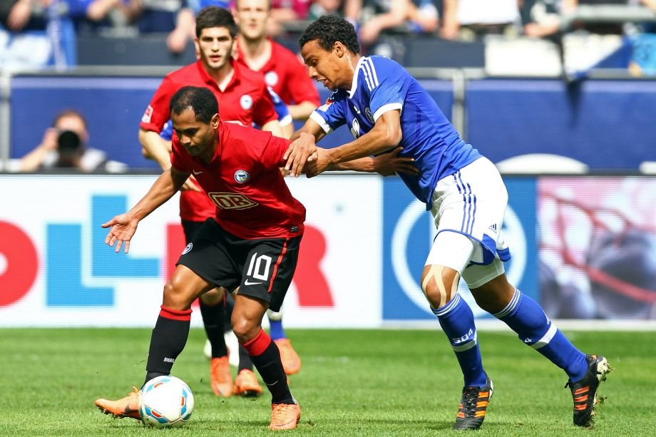 Raffael von Hertha BSC im Duell mit Schalkes Joel Matip
