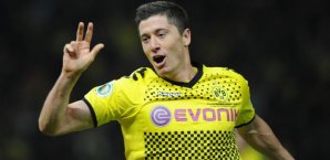Robert Lewandowski feiert seine drei Tore im Pokal-Finale robert lewandowski, borussia dortmund