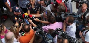 Sebastian Vettel war auch in Ungarn ein begehrter Gesprächspartner Sebastian Vettel,GP UNgarn,Journalisten,Interview