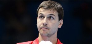 Timo Boll blickt skeptich nach oben Timo Boll blickt skeptisch