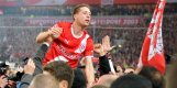 Andreas Lambertz wird von den Fans auf Armen getragen Andreas Lambertz Fortuna Düsseldorf