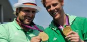 Julius Brink und Jonas Reckermann präsentieren ihre Goldmedaillen